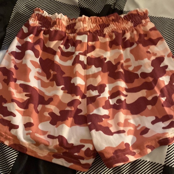 Cute pink camo shorts in style - Picture 2 of 2